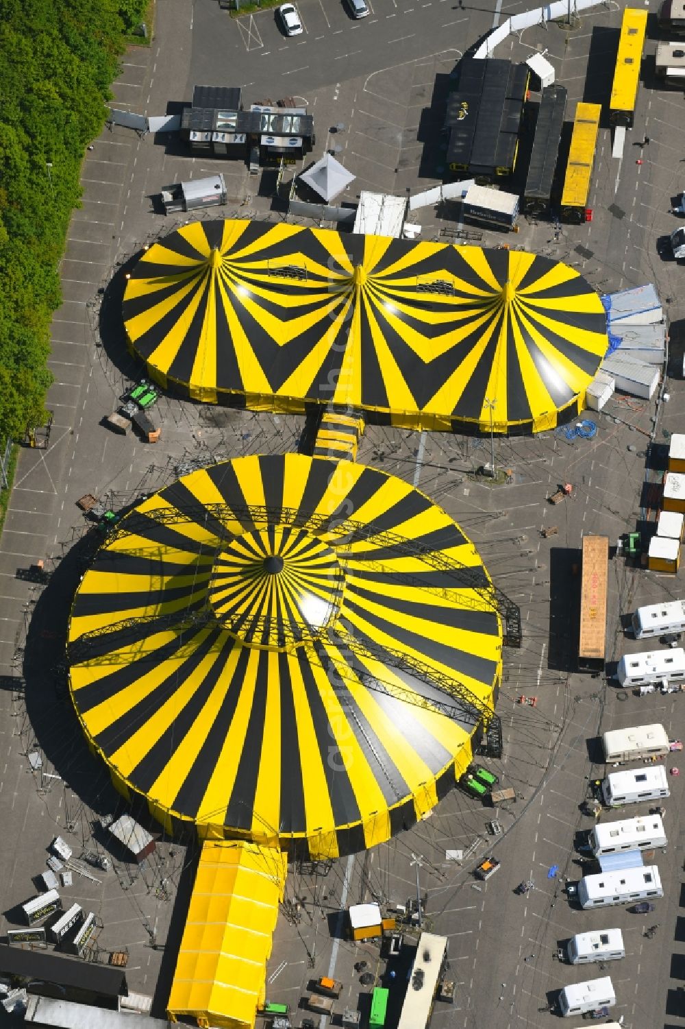 Aerial image Mönchengladbach - Tent cupolas of the circus Flic Flac in Moenchengladbach in the state of North Rhine-Westphalia, Germany
