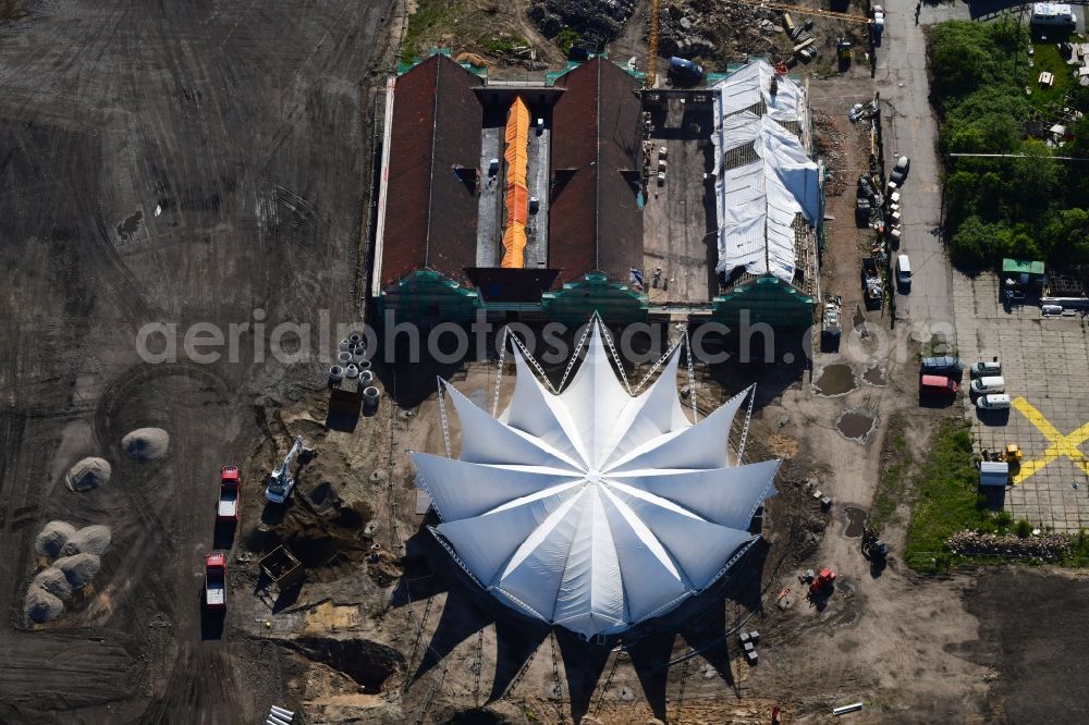 Aerial photograph Dresden - Tent construction and assembly at the venue Lotos-Zelt in Ostragehege - Ostra- Dom in the district Friedrichstadt in Dresden in the state Saxony, Germany