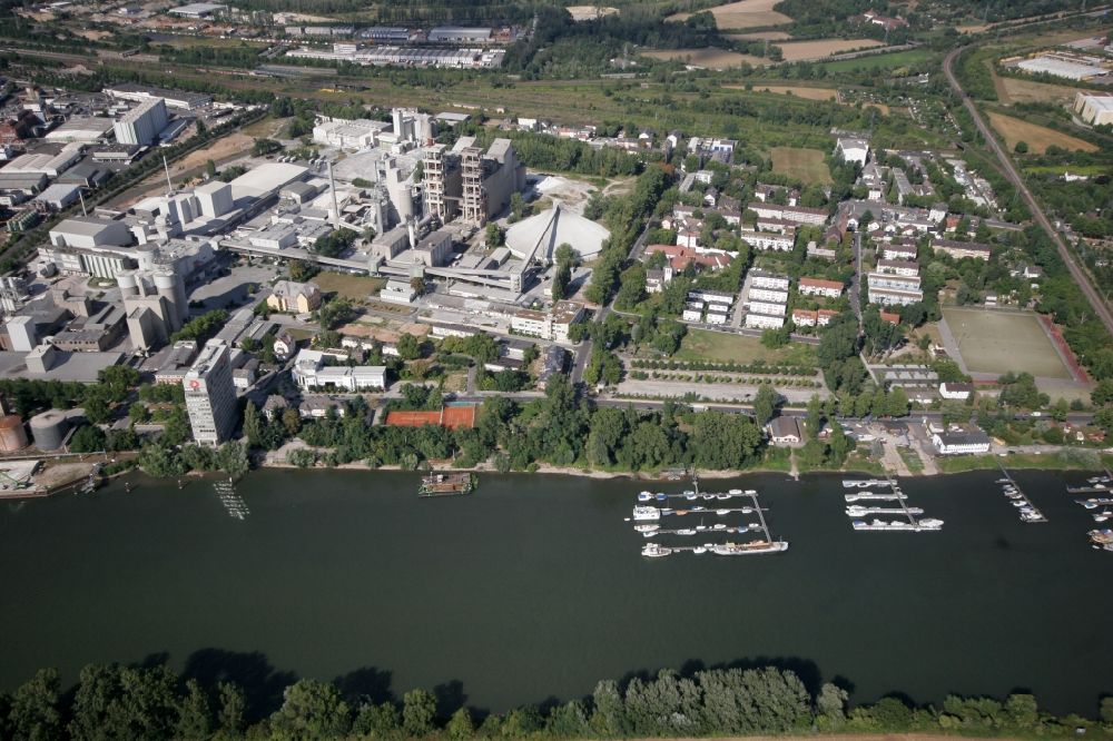 Aerial image Wiesbaden Amöneburg - On the Rhein lying cement plant Dyckerhoff GmbH in Amoeneburg district. On the opposite side of a small residential area along the Dyckerhoffstraße. Furthermore, boat landings are anticipated on the banks of the river area. Amoeneburg is a district of Wiesbaden in Hesse
