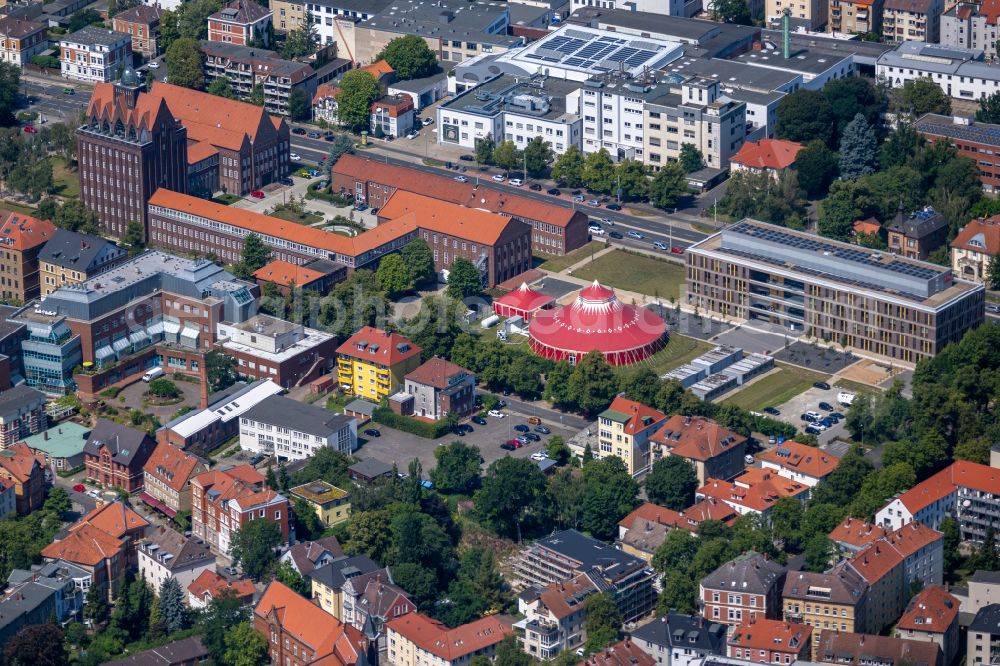 Aerial photograph Braunschweig - Circus tent as a replacement for the lecture hall next to the BRICS Research Center and the buildings of the TU Braunschweig university on street Pockelsstrasse in the district Nordstadt in Brunswick in the state Lower Saxony, Germany