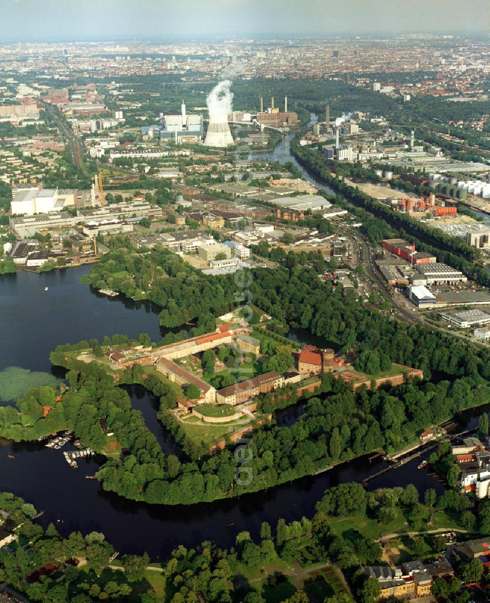 Aerial image Berlin - Blick auf die Zitadelle Spandau im berliner Ortsteil Haselhorst, Bezirk Spandau. Sie ist eine der bedeutendsten und besterhaltenen Renaissance-Festungen Europas.