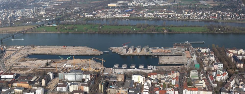 Aerial photograph Mainz - Development area on grounds of the former customs and inland port on the banks of the River Rhine in Mainz in Rhineland-Palatinate. Between the arms of the North Mole a bascule bridge is currently being built