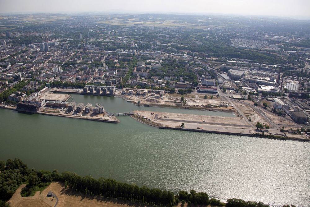 Mainz from above - Development area on grounds of the former customs and inland port on the banks of the River Rhine in Mainz in Rhineland-Palatinate. Between the arms of the North Mole and the south Mole a bascule bridge has been built