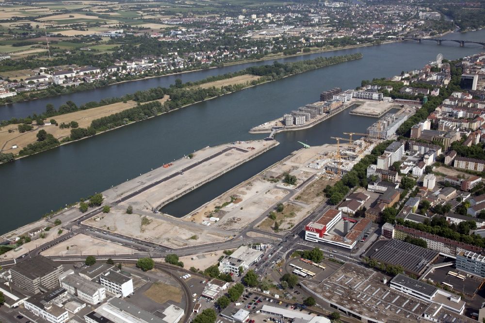 Mainz from above - Development area on grounds of the former customs and inland port on the banks of the River Rhine in Mainz in Rhineland-Palatinate. Between the arms of the North Mole and the south Mole a bascule bridge has been built