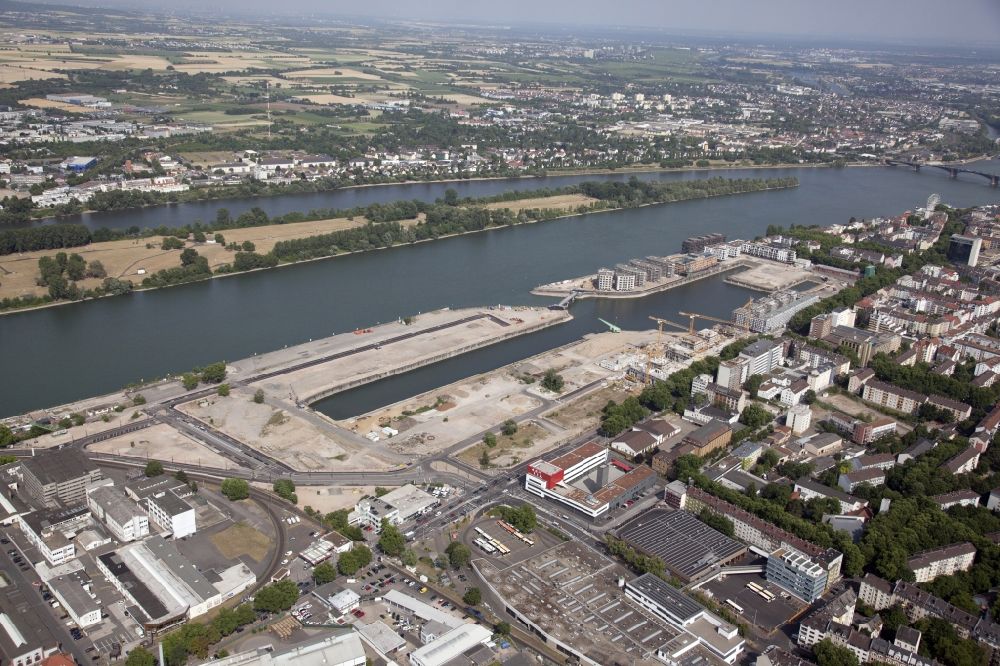 Aerial image Mainz - Development area on grounds of the former customs and inland port on the banks of the River Rhine in Mainz in Rhineland-Palatinate. Between the arms of the North Mole and the south Mole a bascule bridge has been built