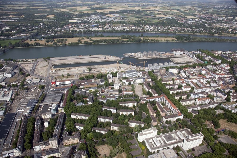 Aerial photograph Mainz - Development area on grounds of the former customs and inland port on the banks of the River Rhine in Mainz in Rhineland-Palatinate. Between the arms of the North Mole and the south Mole a bascule bridge has been built
