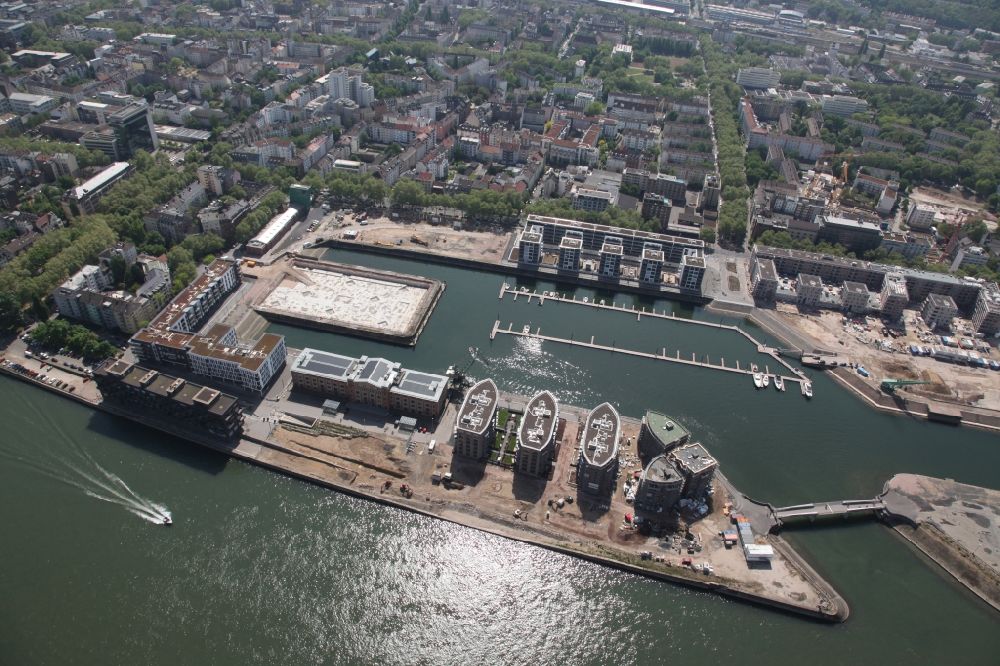 Aerial image Mainz - Development area on grounds of the former customs and inland port on the banks of the River Rhine in Mainz in Rhineland-Palatinate. Between the arms of the Moles a bascule bridge has been built. In the harbor basin a marina is created