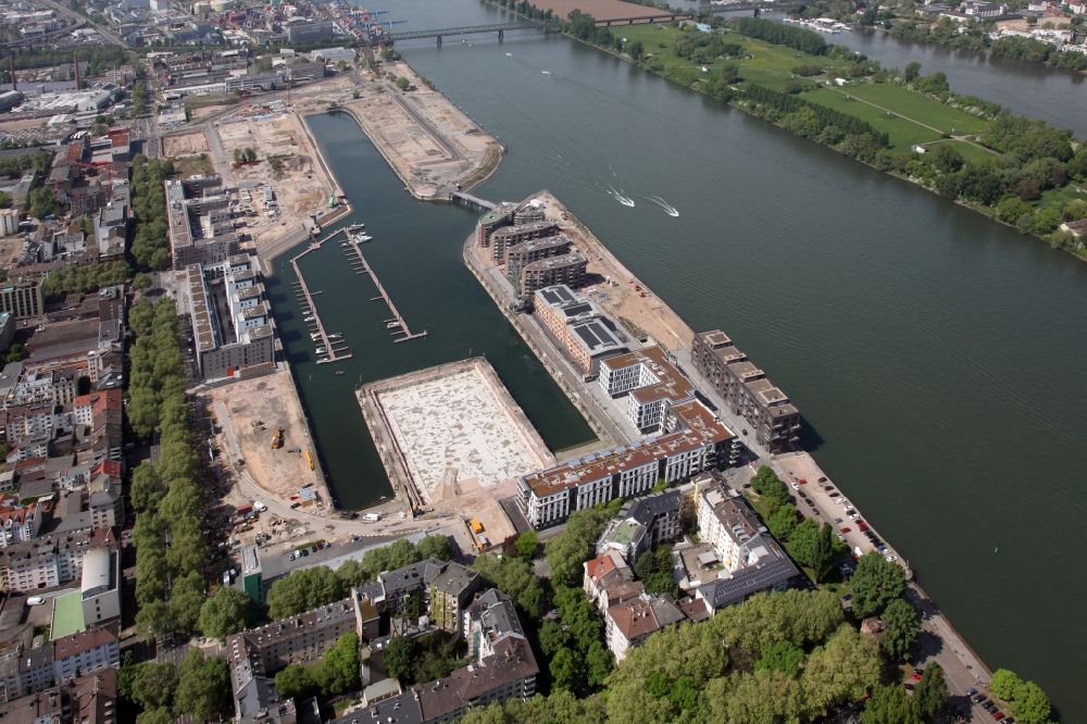 Mainz from above - Development area on grounds of the former customs and inland port on the banks of the River Rhine in Mainz in Rhineland-Palatinate. Between the arms of the Moles a bascule bridge has been built. In the harbor basin a marina is created