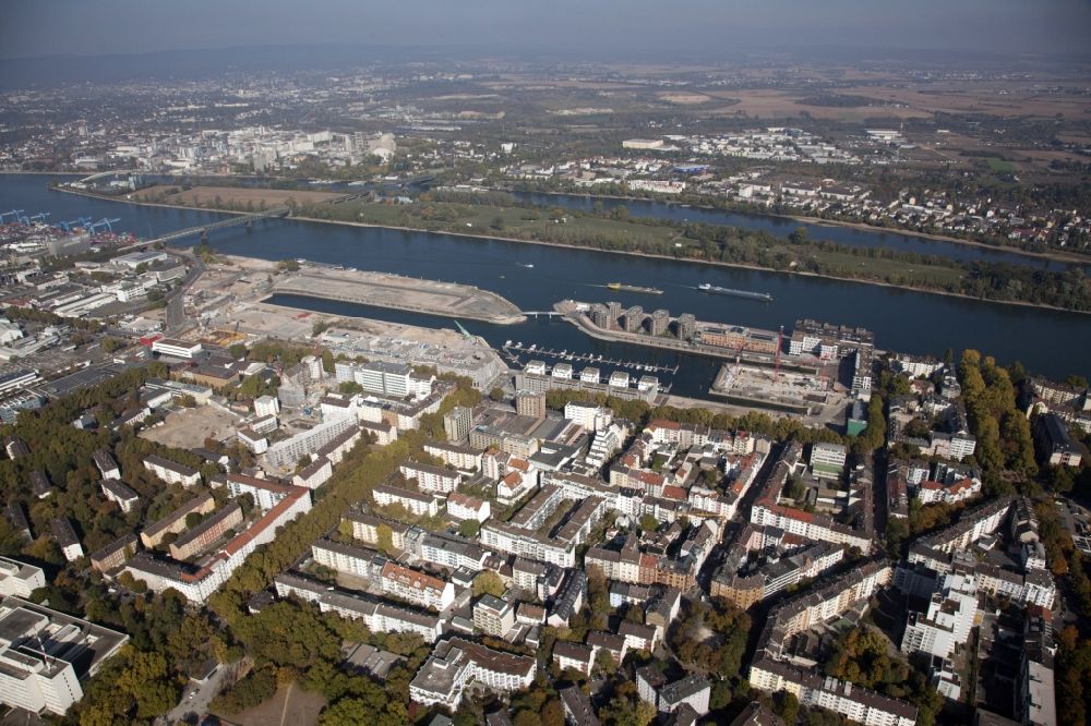 Aerial photograph Mainz - Development area on grounds of the former customs and inland port on the banks of the River Rhine in Mainz in Rhineland-Palatinate. Between the arms of the North Mole a bascule bridge has been built. In the harbor basin a marina is created