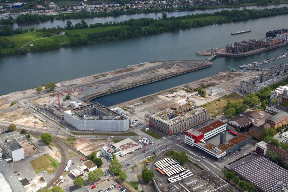 Aerial image Mainz - Development area on grounds of the former customs and inland port on the banks of the River Rhine in Mainz in Rhineland-Palatinate. Between the arms of the North Mole a bascule bridge has been built. In the harbor basin a marina is created