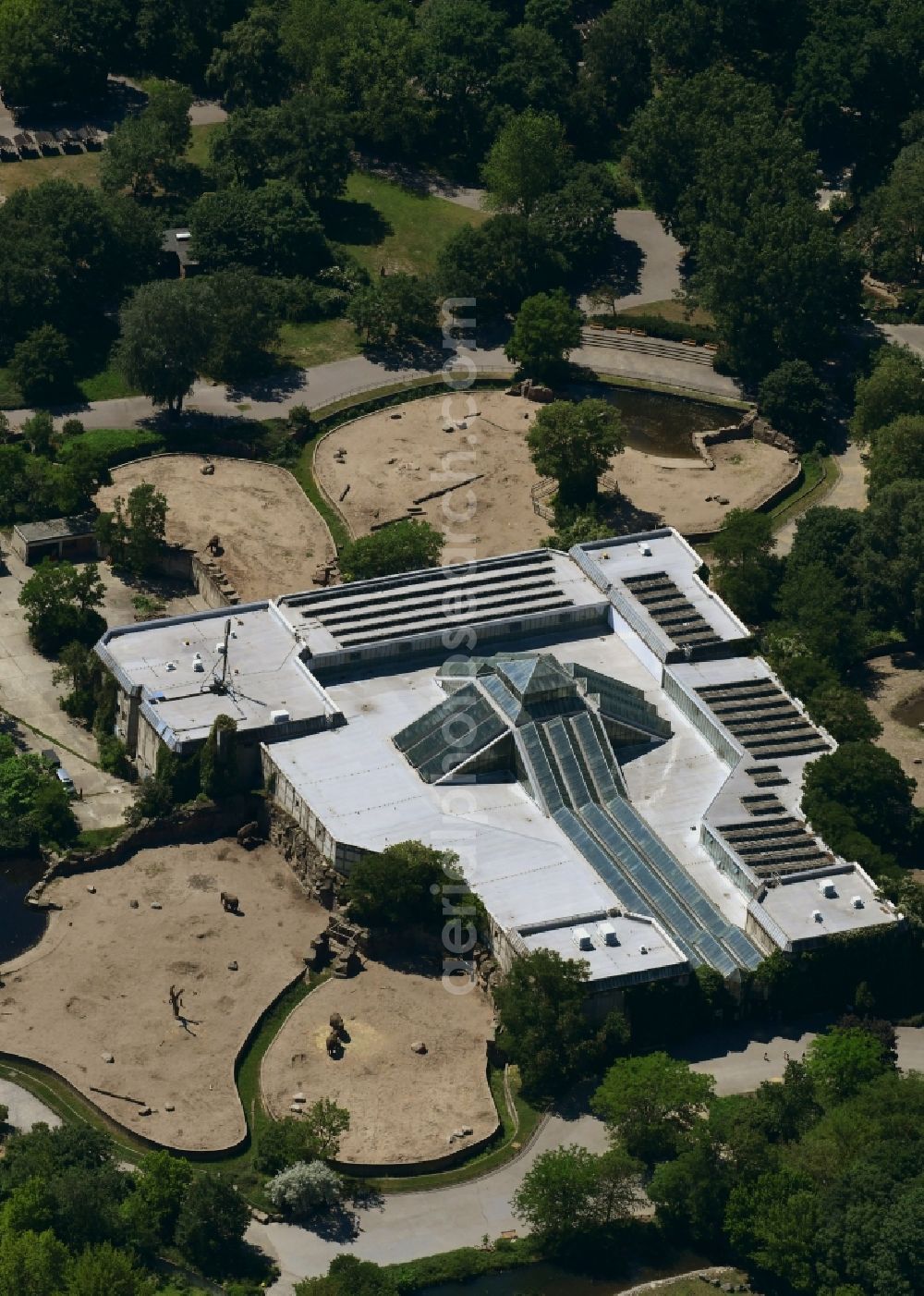 Aerial photograph Berlin - Zoo grounds at the pachyderm house in Tierpark in the district of Friedrichsfelde in Berlin, Germany