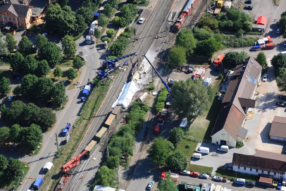 Aerial photograph Müllheim - Salvage operations after train crash at the train station in Muellheim on the Upper Rhine in the Federal State of Baden-Wuerttemberg. At the railway accident freight wagons derailed, partially loaded with dangerous goods 