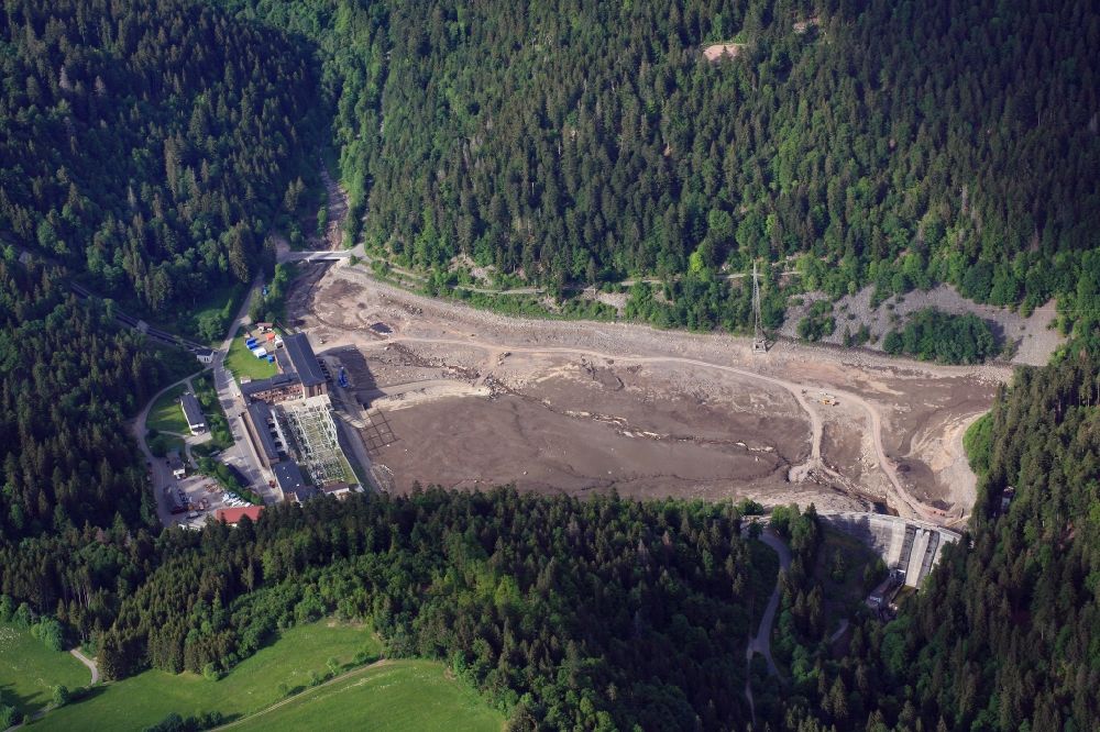 Aerial photograph Häusern - Dam and shore areas at the lake Schwarzatalsperre in Haeusern in the state Baden-Wuerttemberg, Germany. Maintenance works at the drained basin, which belongs to the Schluchseewerk AG