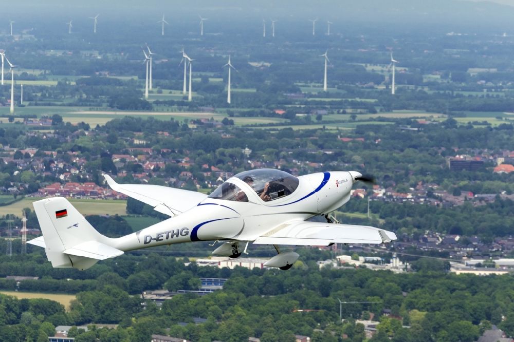 Hamm from the bird's eye view: Two-seat powered aircraft - sport aircraft Aquila A-210 AT01 on Hamm in North Rhine-Westphalia