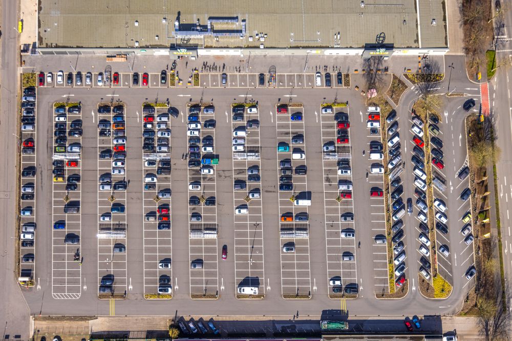 Vertical aerial photograph Wesel - Vertical aerial view from the satellite perspective of the parking space for parked cars at the shopping center in the district Obrighoven-Lackhausen in Wesel at Ruhrgebiet in the state North Rhine-Westphalia, Germany