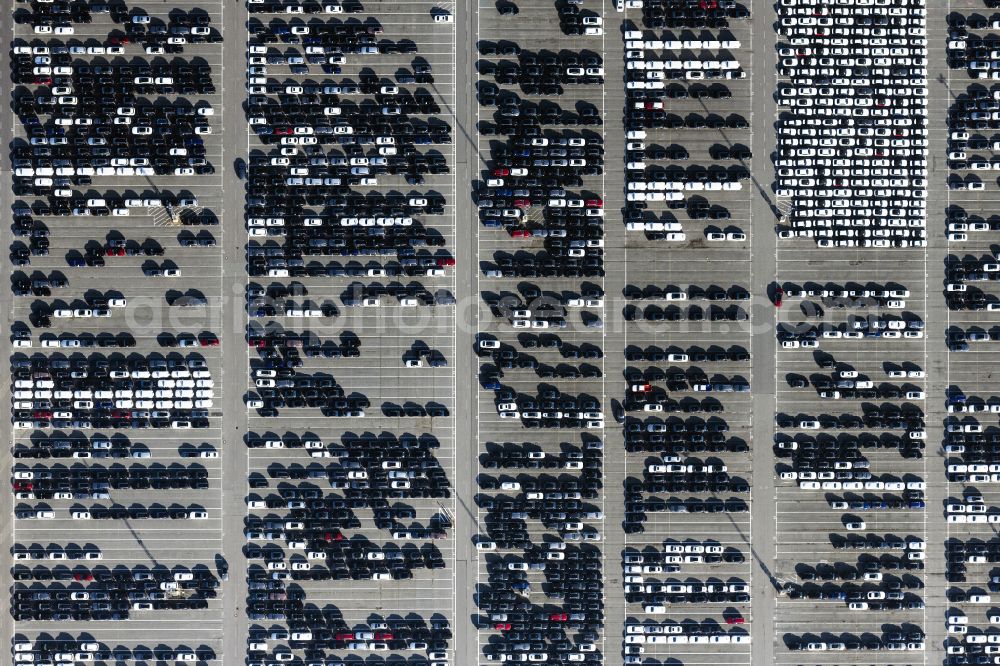 Vertical aerial photograph Bremerhaven - Vertical aerial view from the satellite perspective of the parking and storage space for automobiles on Ueberseehafen in the district Stadtbremisches Ueberseehafengebiet Bremerhaven in Bremerhaven in the state Bremen, Germany