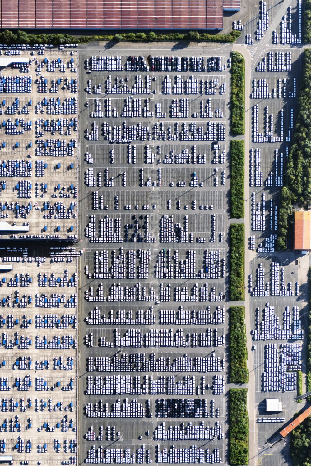 Vertical aerial photograph Bremerhaven - Vertical aerial view from the satellite perspective of the parking and storage space for automobiles on Ueberseehafen in the district Stadtbremisches Ueberseehafengebiet Bremerhaven in Bremerhaven in the state Bremen, Germany