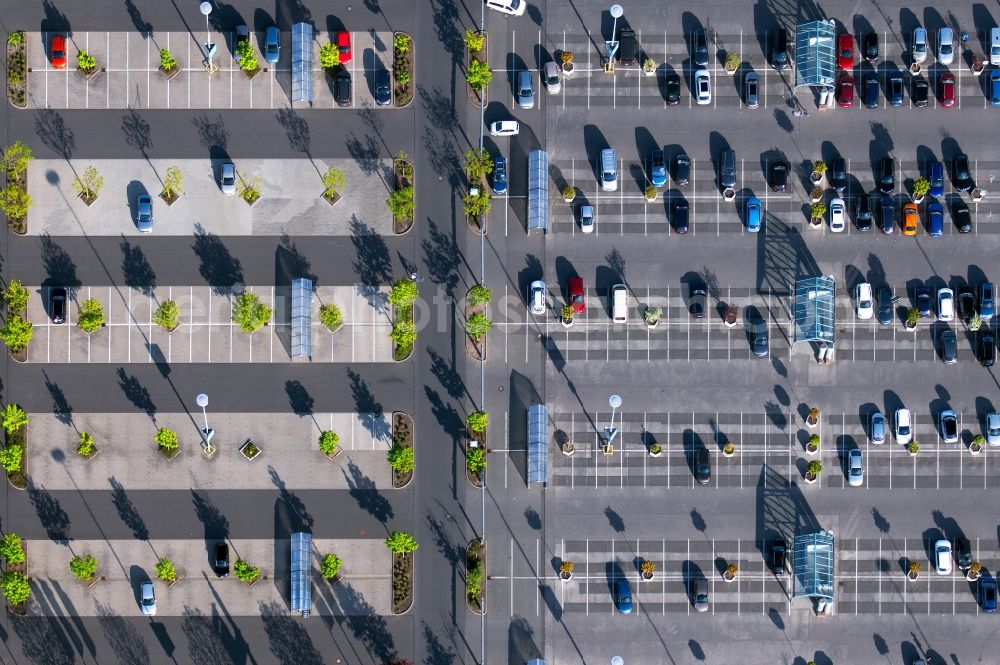 Vertical aerial photograph Erfurt - Vertical aerial view from the satellite perspective of the parking and storage space for automobiles at the shopping mall T.E.C. - Thueringer Einkaufscenter in the Hermsdorfer Strasse in the district Daberstedt in Erfurt in the state Thuringia, Germany