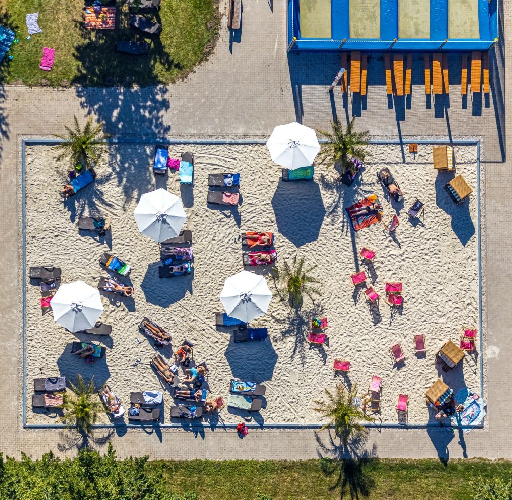 Vertical aerial photograph Soest - Vertical aerial view from the satellite perspective of the bathers on the sandy areas by the pool of the swimming pool in Soest in the state North Rhine-Westphalia, Germany