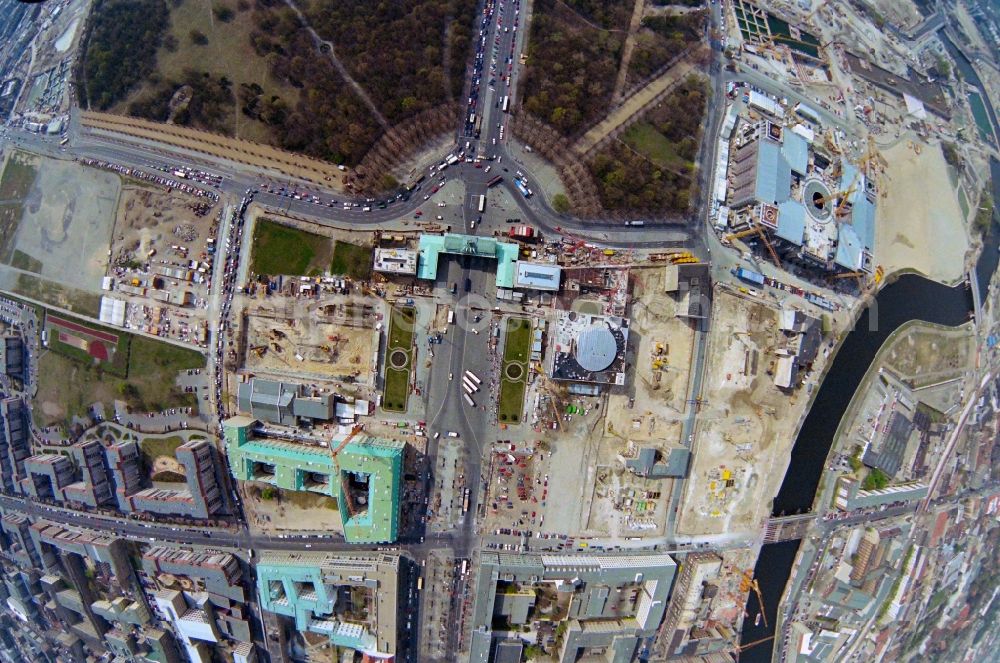 Vertical aerial photograph Berlin - Vertical aerial view from the satellite perspective of the new construction sites at the landmark Brandenburg Gate on Pariser Platz in the Mitte district of Berlin