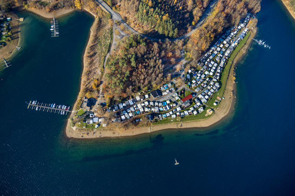 Vertical aerial photograph Sundern (Sauerland) - Vertical aerial view from the satellite perspective of the campsite Nordic Ferienpark with caravans and tents on the lake shore of Sorpesee in Sundern (Sauerland) at Sauerland in the state North Rhine-Westphalia, Germany