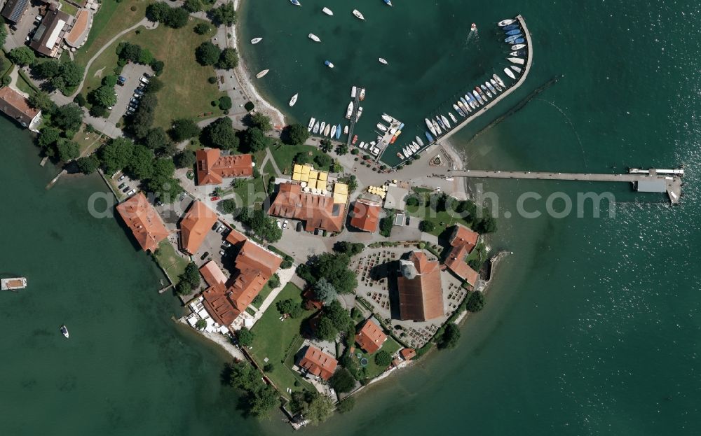 Vertical aerial photograph Wasserburg (Bodensee) - Vertical aerial view of the castle Wasserburg peninsula with Port and St. George's Church on Lake Bodensee in Bavaria