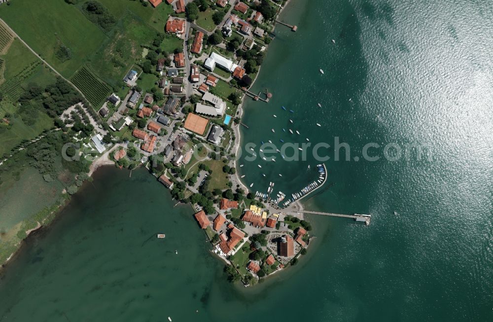 Vertical aerial photograph Wasserburg (Bodensee) - Vertical aerial view of the castle Wasserburg peninsula with Port and St. George's Church on Lake Bodensee in Bavaria