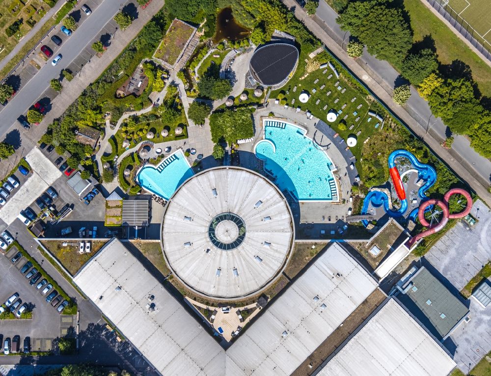 Vertical aerial photograph Hamm - Vertical aerial view from the satellite perspective of the Maximare Bad Hamm GmbH thermal spa complex with outdoor pool and slide on Juergen-Graef-Allee in Hamm in the state of North Rhine-Westphalia