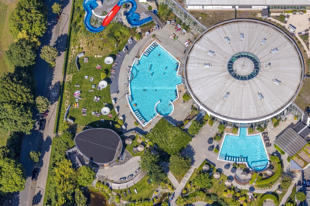 Vertical aerial photograph Hamm - Vertical aerial view from the satellite perspective of the Maximare Bad Hamm GmbH thermal spa complex with outdoor pool and slide on Juergen-Graef-Allee in Hamm in the state of North Rhine-Westphalia