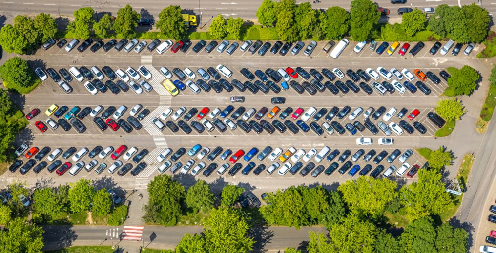 Vertical aerial photograph Herne - Vertical aerial view from the satellite perspective of the automobiles - cars on the parking spaces in the outdoor area of Therme LAGO Die Therme in Herne at Ruhrgebiet in the state North Rhine-Westphalia, Germany