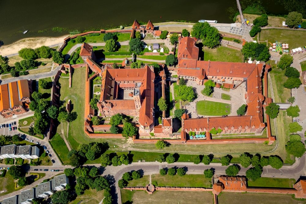 Vertical aerial photograph Malbork Marienburg - Vertical aerial view from the satellite perspective of the Fortress of Ordensburg Marienburg in Malbork Marienburg in Pomorskie, Poland