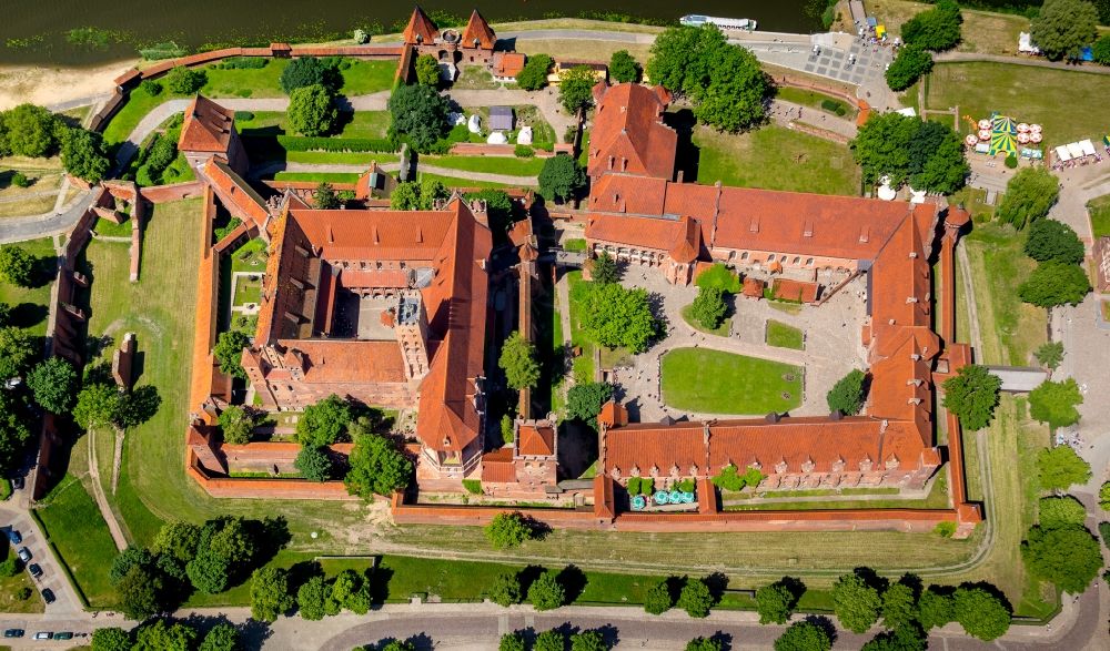 Vertical aerial photograph Malbork Marienburg - Vertical aerial view from the satellite perspective of the Fortress of Ordensburg Marienburg in Malbork Marienburg in Pomorskie, Poland