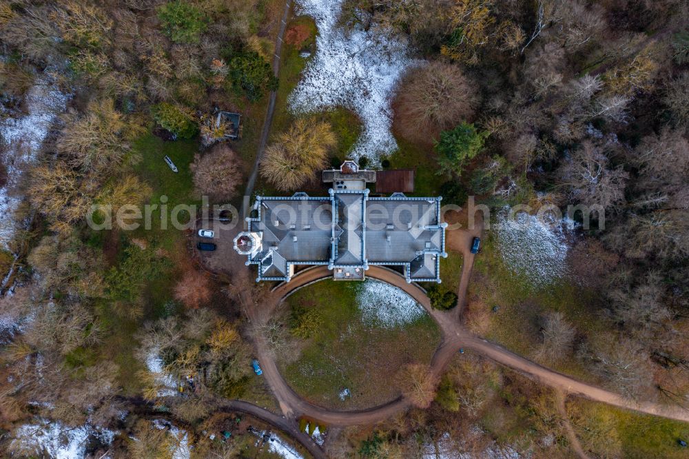 Vertical aerial photograph Reichenow-Möglin - Vertical aerial view from the satellite perspective of the castle hotel building Schloss Reichenow in Reichenow-Moeglin in the state Brandenburg, Germany