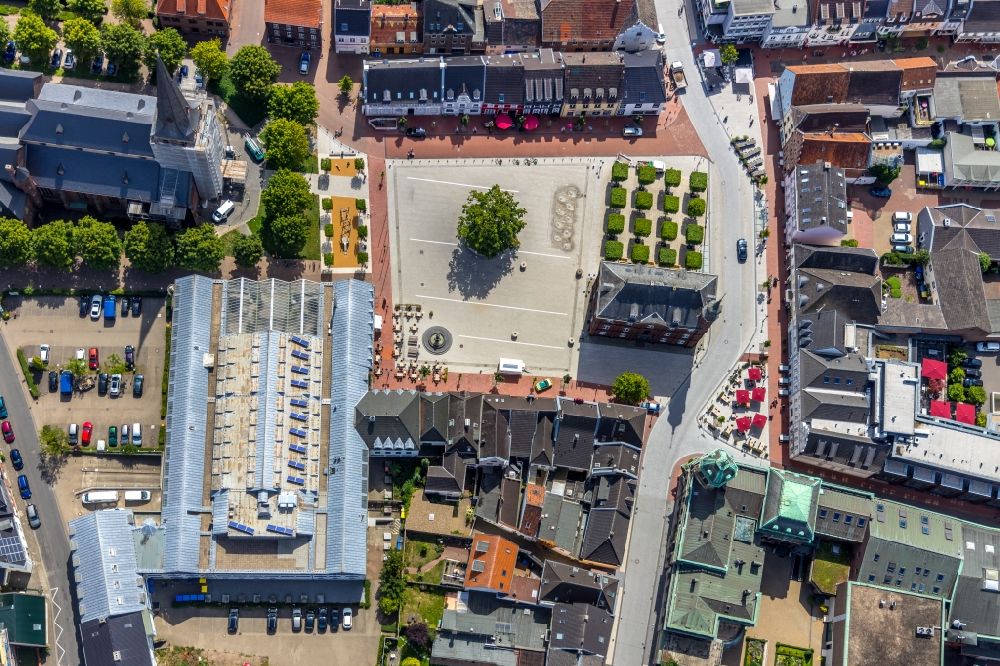 Vertical aerial photograph Rheinberg - Vertical aerial view from the satellite perspective of the town Hall building of the City Council at the market downtown in Rheinberg in the state North Rhine-Westphalia, Germany