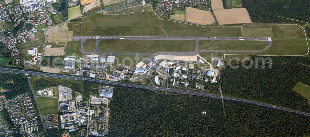 Vertical aerial photograph Braunschweig - Vertical aerial view from the satellite perspective of the runway with hangar taxiways and terminals on the grounds of the airport in the district Waggum in Brunswick in the state Lower Saxony, Germany