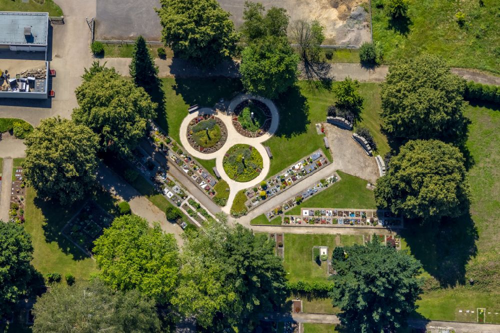 Vertical aerial photograph Sprockhövel - Vertical aerial view from the satellite perspective of the grave rows on the grounds of the cemetery on street Otto Hagemann Strasse in Sprockhoevel in the state North Rhine-Westphalia, Germany