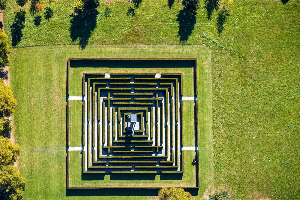 Vertical aerial photograph Bad Driburg - Vertical aerial view from the satellite perspective of the maze - Labyrinth on the premises of the hotel Graeflicher Park Health & Balance Resort in Bad Driburg in the state North Rhine-Westphalia, Germany