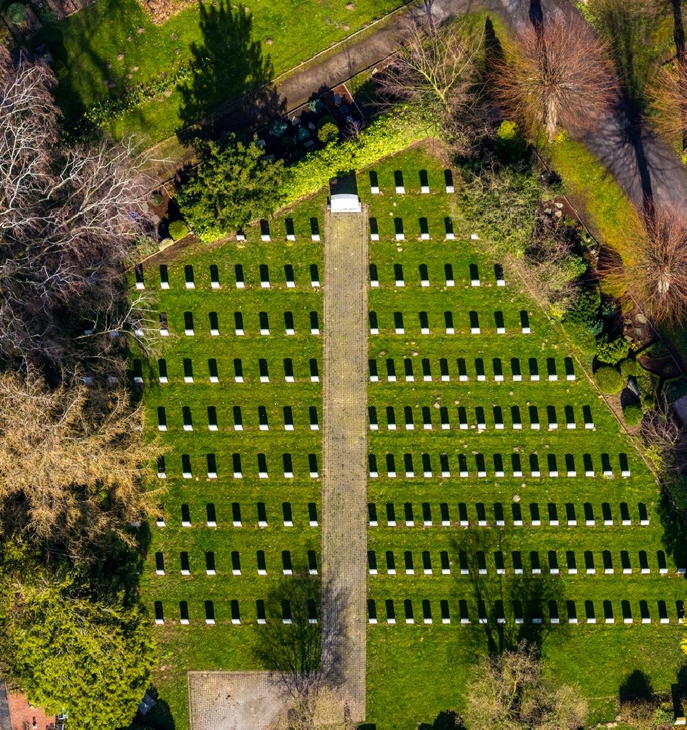 Vertical aerial photograph Werl - Vertical aerial view from the satellite perspective of the rows of graves in the Canadian area on the grounds of the Parkfriedhof in Werl in the state North Rhine-Westphalia, Germany