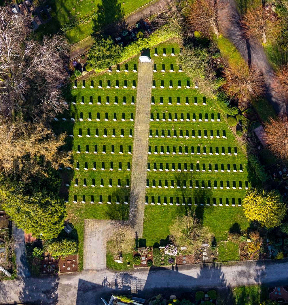 Vertical aerial photograph Werl - Vertical aerial view from the satellite perspective of the rows of graves in the Canadian area on the grounds of the Parkfriedhof in Werl in the state North Rhine-Westphalia, Germany