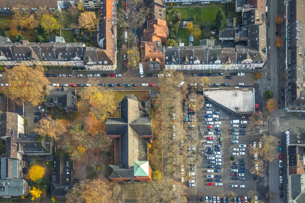 Vertical aerial photograph Duisburg - Vertical aerial view from the satellite perspective of the church building on street Markusstrasse in the district Wanheimerort in Duisburg at Ruhrgebiet in the state North Rhine-Westphalia, Germany