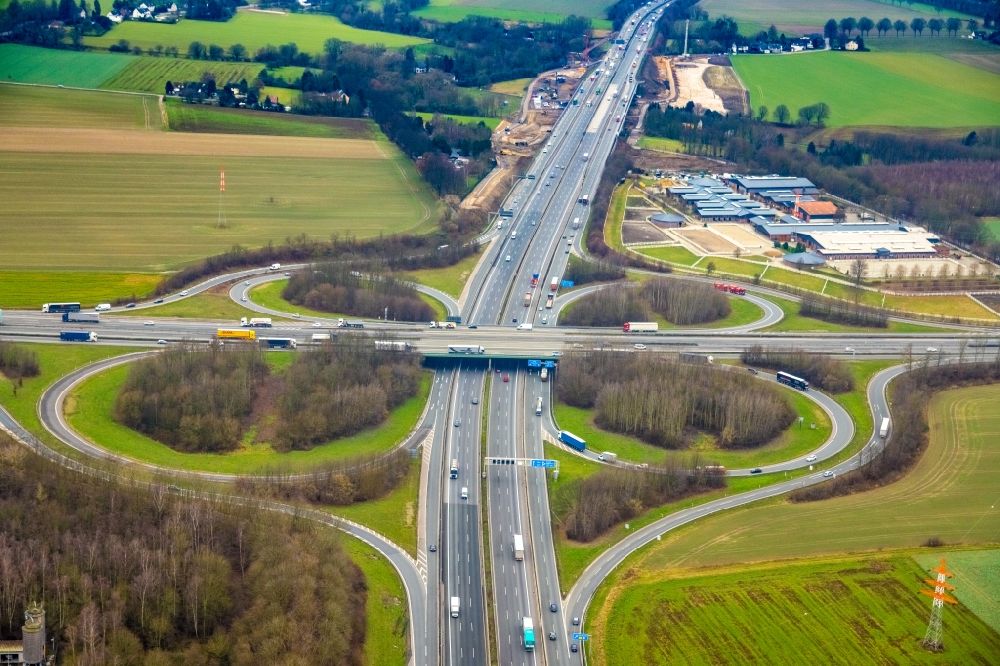 Vertical aerial photograph Unna - Traffic flow at the intersection- motorway A4 , A1 Kreuz Dortmund/Unna in form of cloverleaf in Unna at Ruhrgebiet in the state North Rhine-Westphalia, Germany