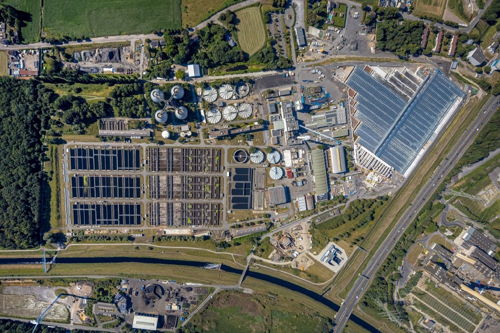 Vertical aerial photograph Bottrop - Vertical aerial view from the satellite perspective of the sewage works Basin and purification steps for waste water treatment Emschergenossenschaft Klaeranlage Bottrop in Bottrop in the state North Rhine-Westphalia