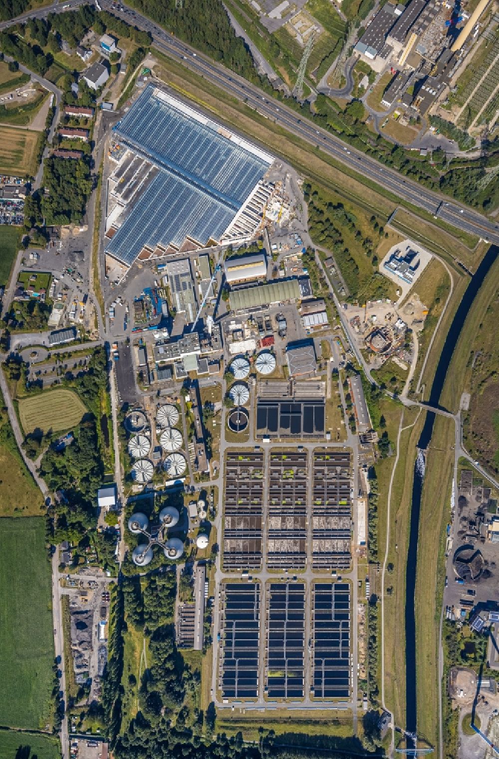 Vertical aerial photograph Bottrop - Vertical aerial view from the satellite perspective of the sewage works Basin and purification steps for waste water treatment Emschergenossenschaft Klaeranlage Bottrop in Bottrop in the state North Rhine-Westphalia