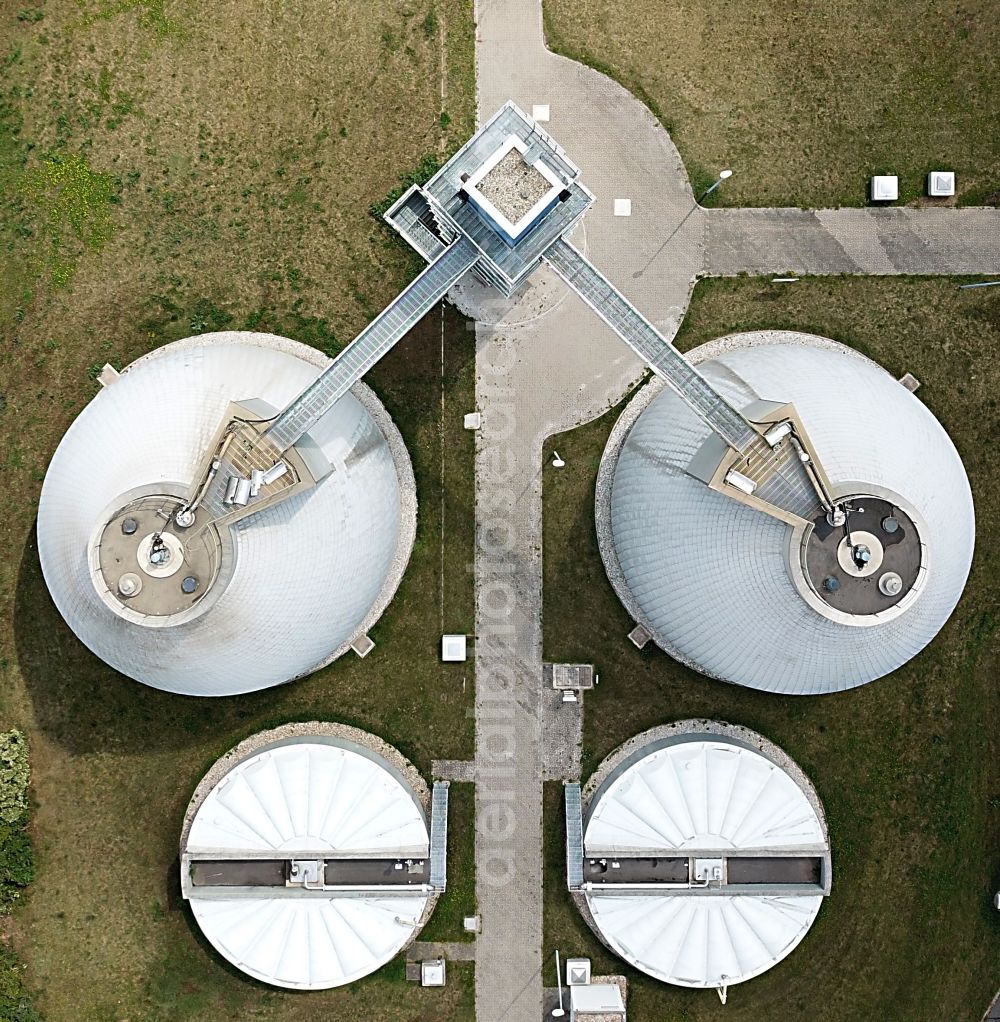 Vertical aerial photograph Halle (Saale) - Vertical aerial view from the satellite perspective of the sewage works Basin and purification steps for waste water treatment in the district Lettin in Halle (Saale) in the state Saxony-Anhalt, Germany
