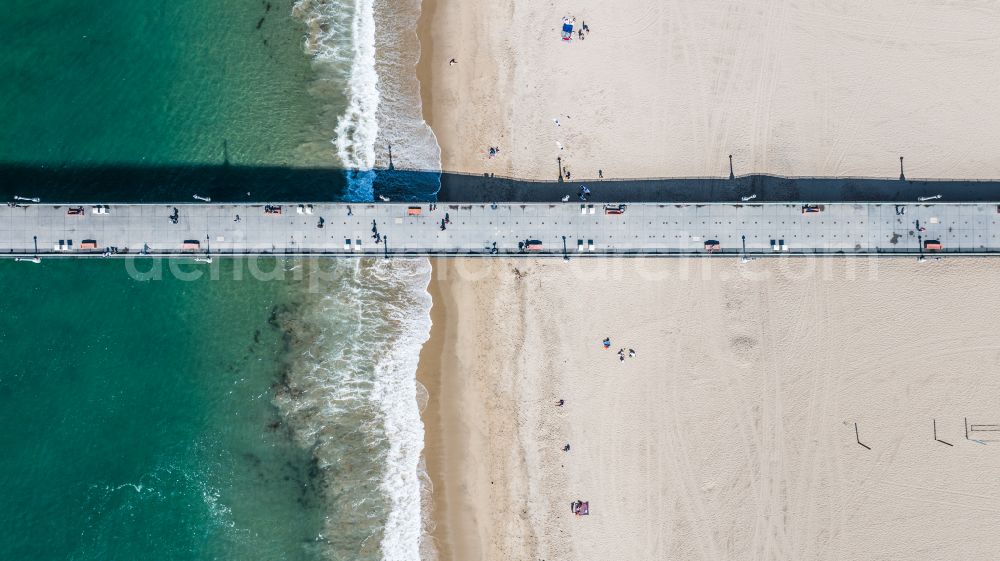 Vertical aerial photograph Manhattan Beach - Vertical aerial view from the satellite perspective of the running surfaces and construction of the pier over the water surface . in Manhattan Beach in California, United States of America