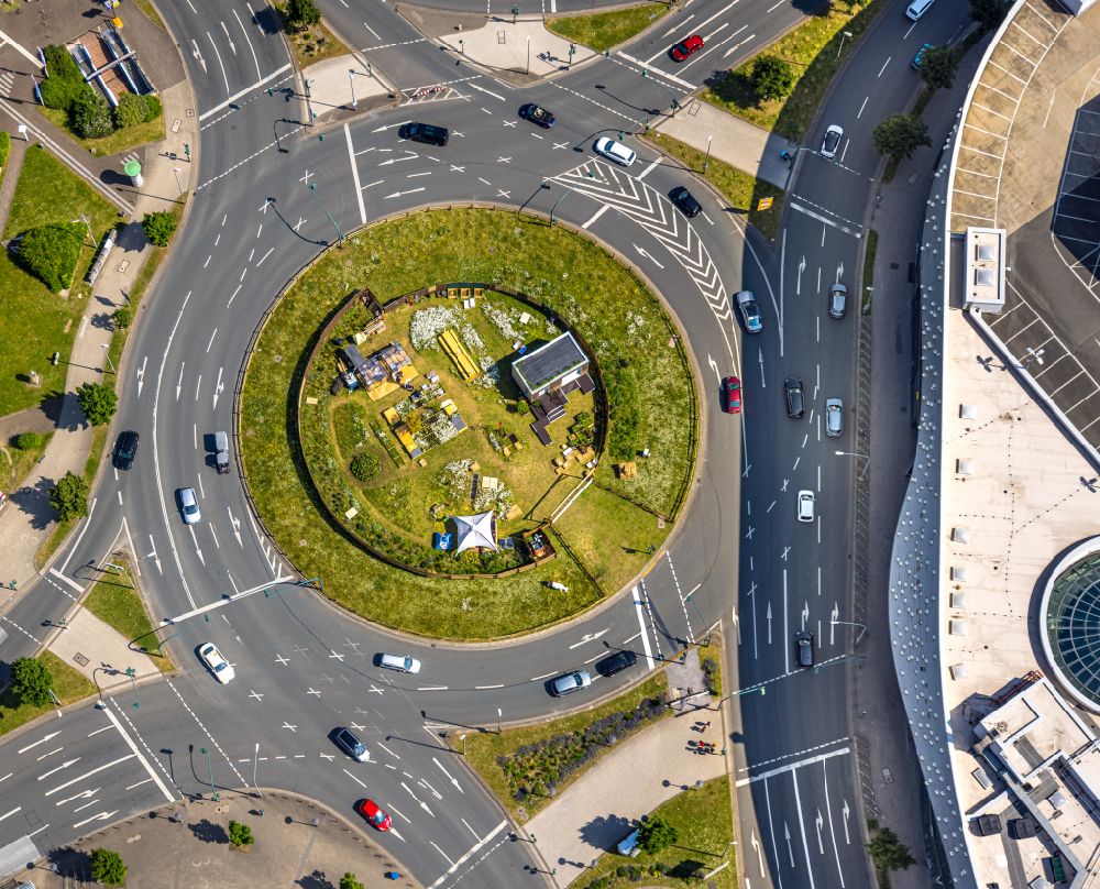 Vertical aerial photograph Essen - Vertical aerial view from the satellite perspective of the traffic management of the roundabout road Berliner Platz - Osterfeldstrasse - Segerothstrasse in the district Westviertel in Essen at Ruhrgebiet in the state North Rhine-Westphalia, Germany