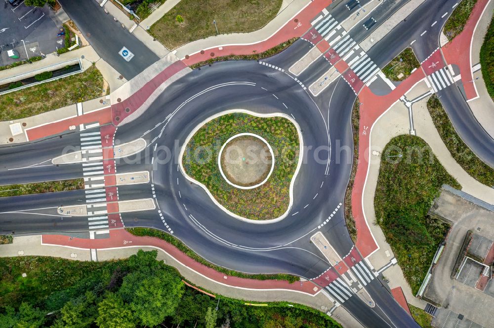 Vertical aerial photograph Bergisch Gladbach - Vertical aerial view from the satellite perspective of the traffic management of the roundabout road Turbokreisel on street Schnabelsmuehle - Bensberger Strasse in Bergisch Gladbach in the state North Rhine-Westphalia, Germany