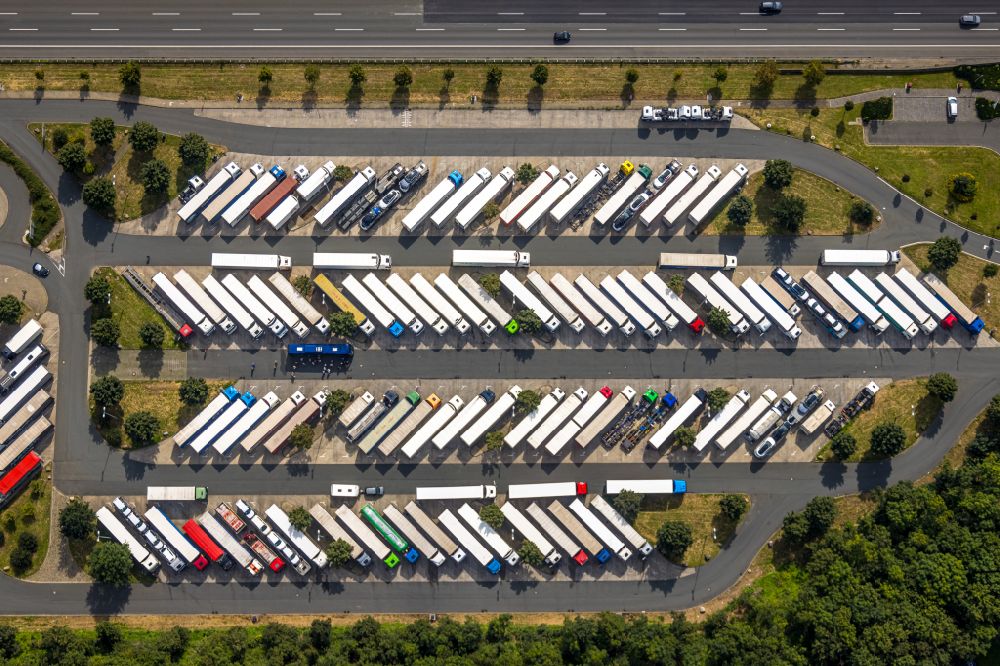 Vertical aerial photograph Hamm - Vertical aerial view from the satellite perspective of the lorries - parking spaces at the highway rest stop and parking of the BAB A2 Hamm-Rhynern Nord in Hamm in the state North Rhine-Westphalia