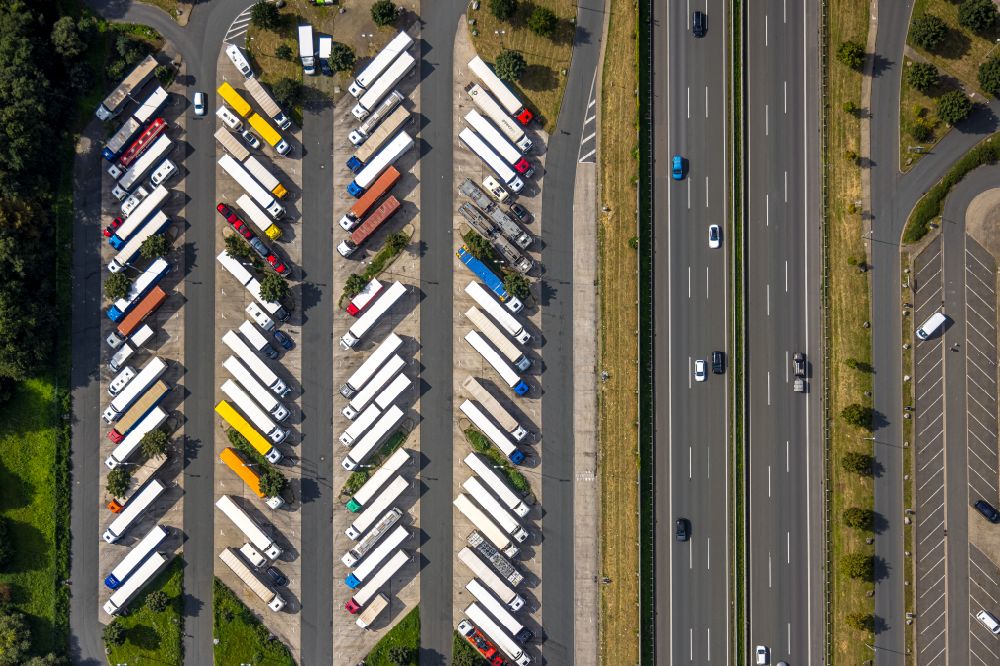 Vertical aerial photograph Hamm - Vertical aerial view from the satellite perspective of the lorries - parking spaces at the highway rest stop and parking of the BAB A2 Hamm-Rhynern Nord in Hamm in the state North Rhine-Westphalia