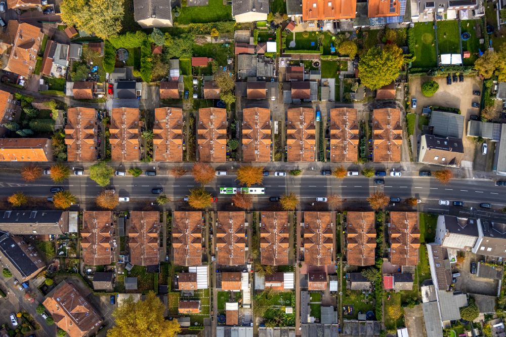 Vertical aerial photograph Gladbeck - Vertical aerial view from the satellite perspective of the residential area of a multi-family house settlement Kirchhellener Strasse in Gladbeck at Ruhrgebiet in the state North Rhine-Westphalia, Germany